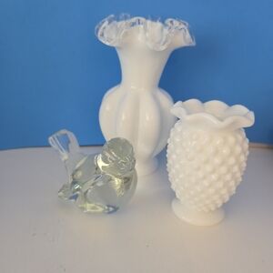 Fenton Silvercrest Vase, Hobnail Vase And Artglass Bird Set